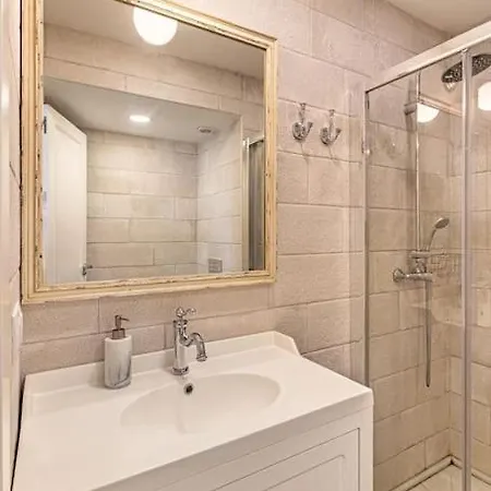 Historic Center Chic Gem With Balcony Apartment