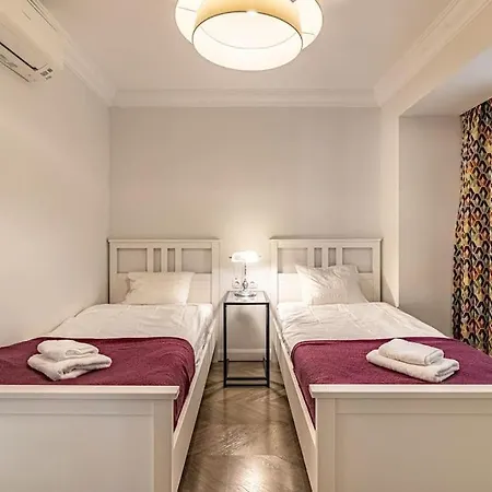 Historic Center Chic Gem With Balcony Apartment