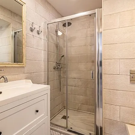 Apartment Historic Center Chic Gem With Balcony *