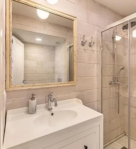 Historic Center Chic Gem With Balcony Apartment