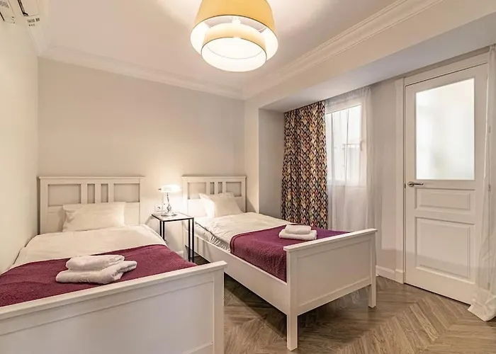 Apartment Historic Center Chic Gem With Balcony