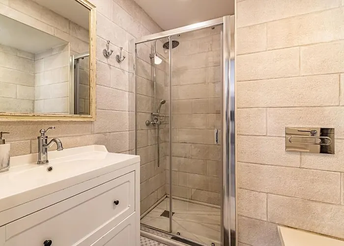 Apartment Historic Center Chic Gem With Balcony *